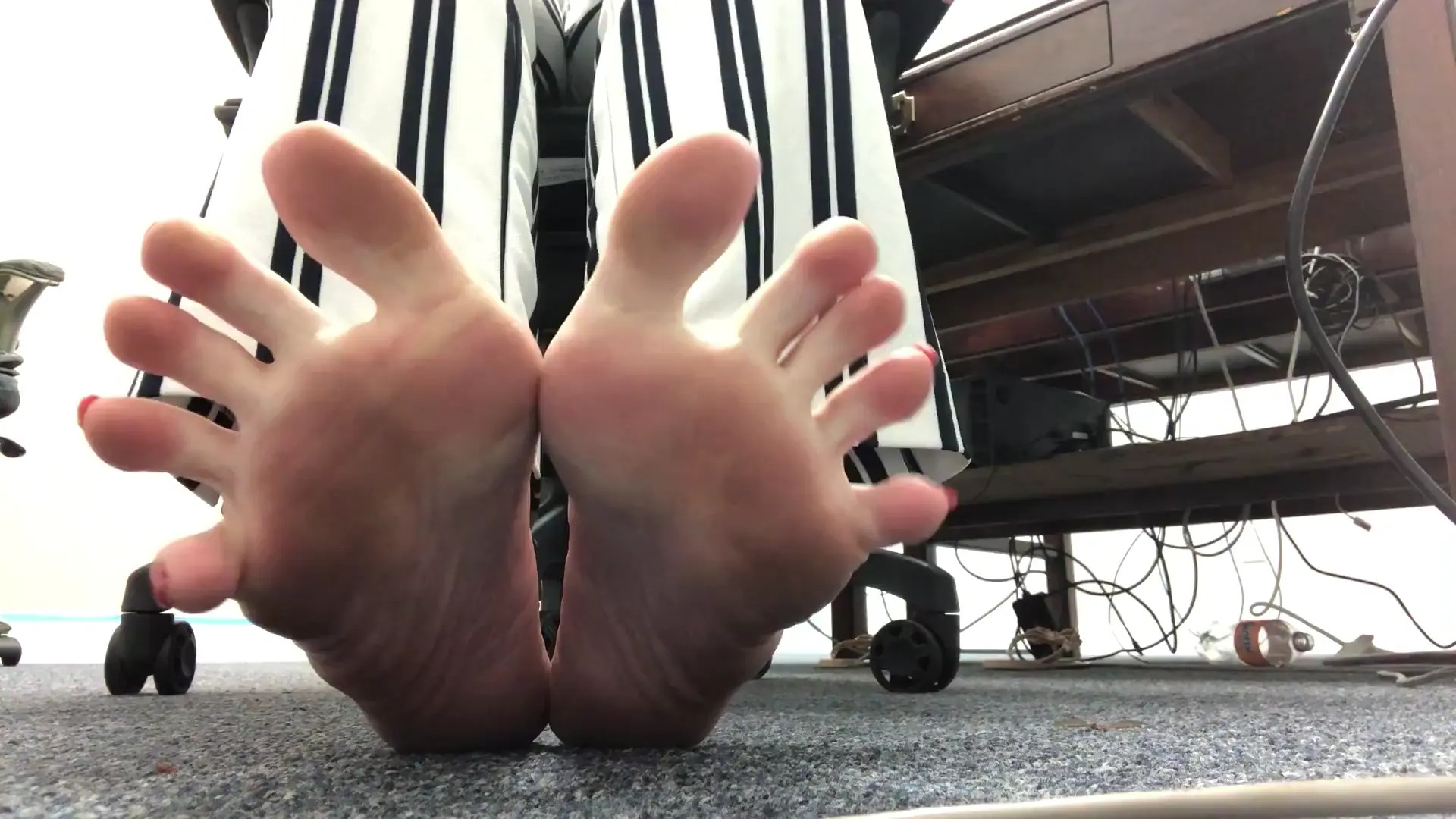 Exclusive Leak: Goddesslolla - Barefoot tease in the office - Stream in FullHD | Hotleakxxx.com
