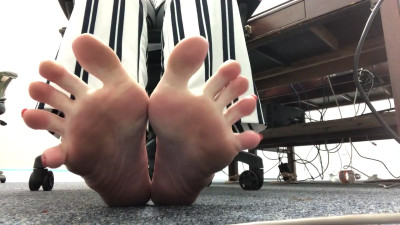 Goddesslolla - Barefoot tease in the office