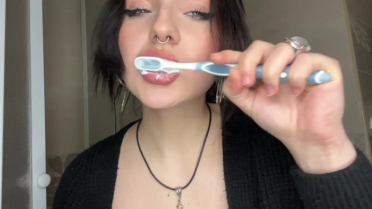 Exclusive Leak: Via_Young - Cleaning my teeth - Stream in FullHD | Hotleakxxx.com