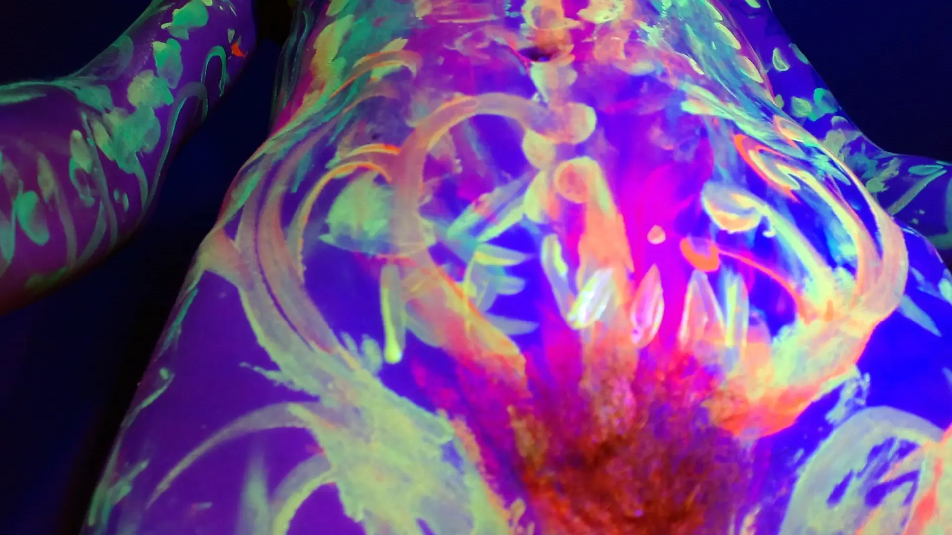 Exclusive Leak: Ohbabykelly - NEON BLACKLIGHT BODY ART - Stream in FullHD | Hotleakxxx.com