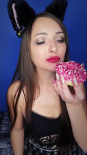 Kristin_Lush - I'm eating a donut