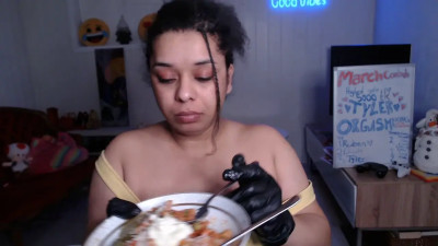Mocha Belle - POV Eat With Mommy In Latex Gloves