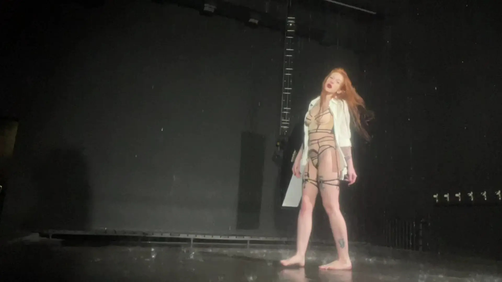Exclusive Leak: Alice_Ginger - redhead gets wet under a fountain of water - Stream in FullHD | Hotleakxxx.com