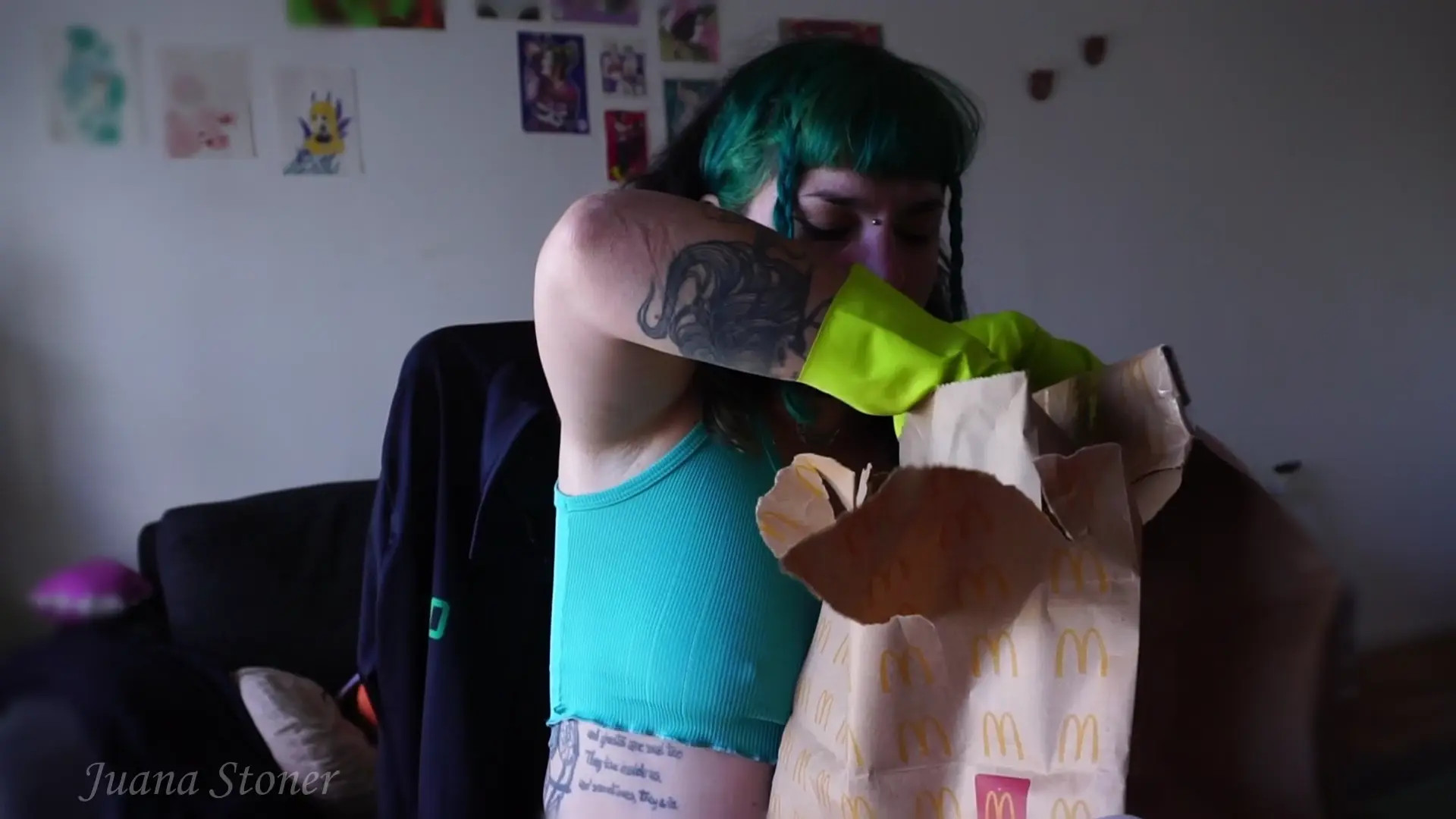 Exclusive Leak: Juana Stone - Eating a burger with rubber gloves - Stream in FullHD | Hotleakxxx.com