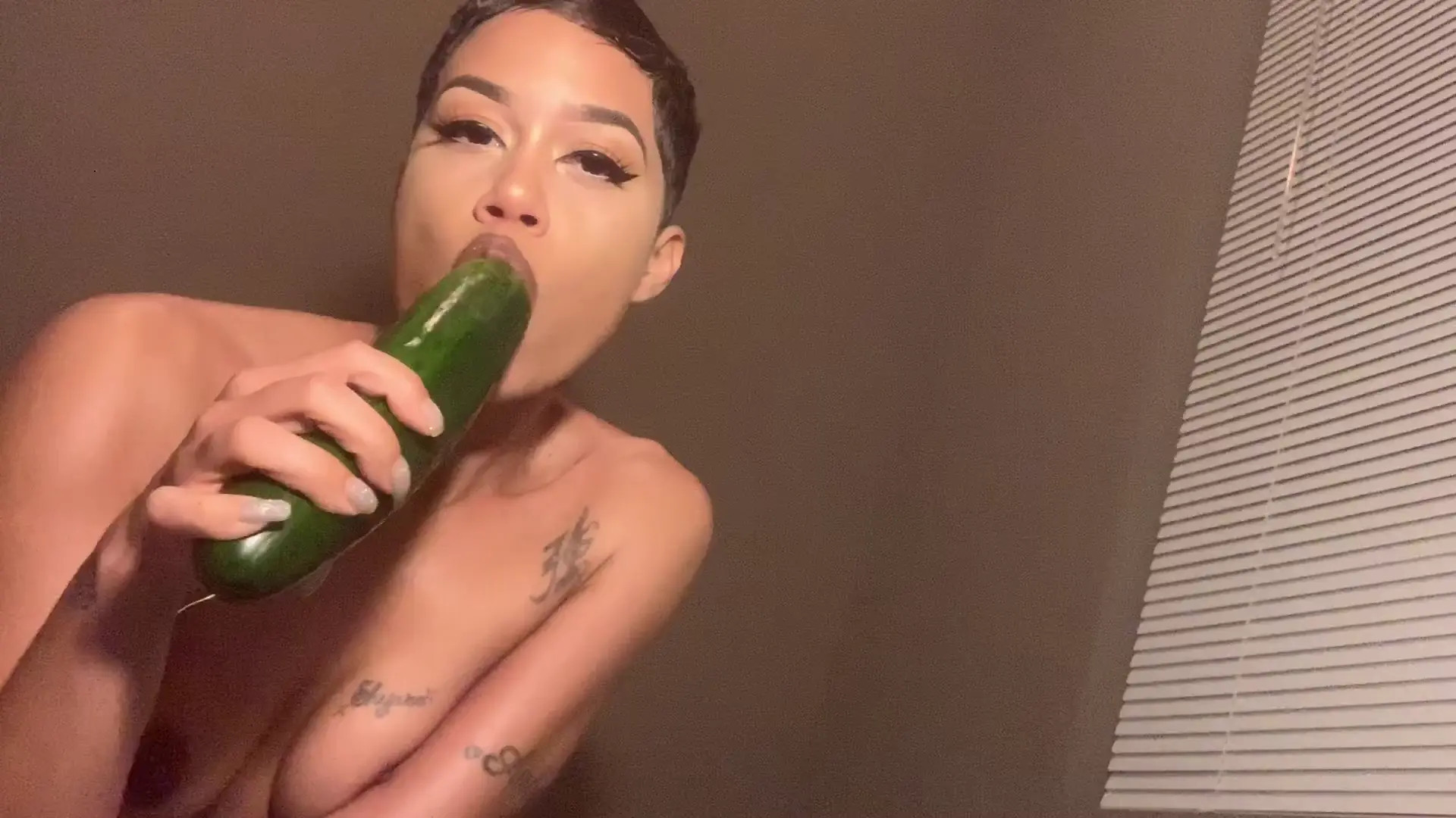 Exclusive Leak: JasamineBanks - How Do You Clean Your Cucumber - Stream in FullHD | Hotleakxxx.com