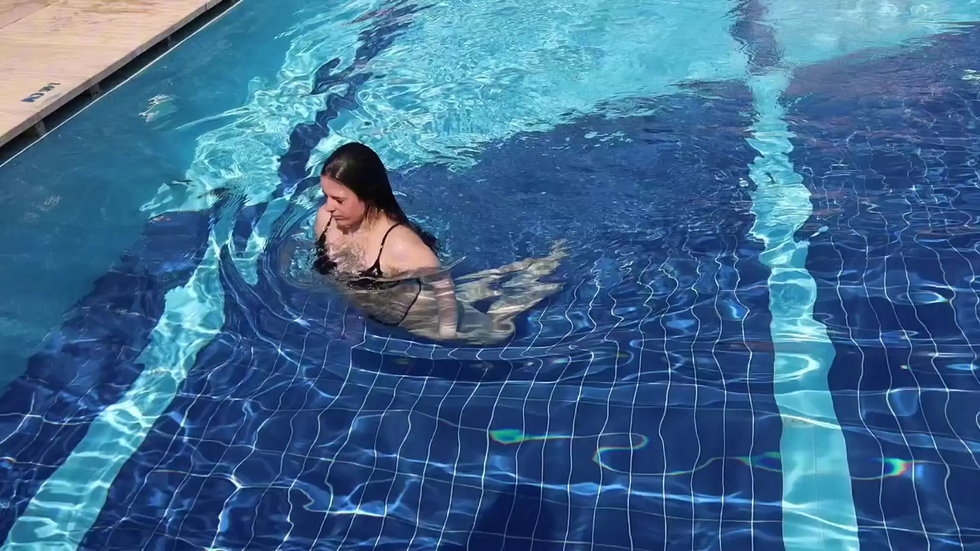 Exclusive Leak: Roni_Tailed - THE GODDESS SWIMS IN THE POOL AND RUNS ON THE BEACH - Stream in FullHD | Hotleakxxx.com