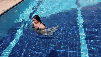 Roni_Tailed - THE GODDESS SWIMS IN THE POOL AND RUNS ON THE BEACH