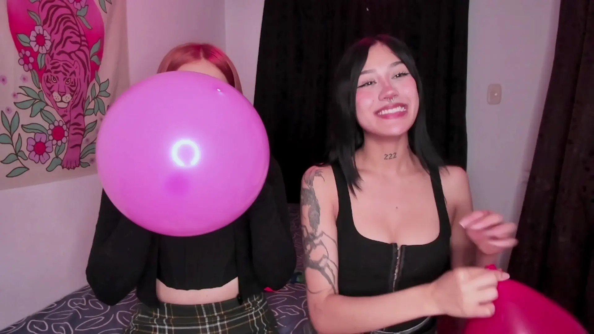 Exclusive Leak: LovellyMia - Gum bursting and balloon fun - Stream in FullHD | Hotleakxxx.com