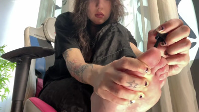 Via_Young - painting my toenails