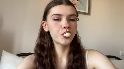 ZoiLuv - Chewing gum and blowing bubbles