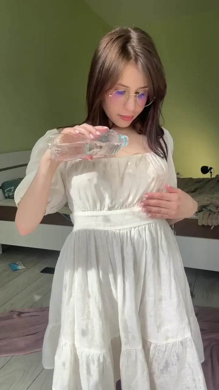Exclusive Leak: Silissa - POURS WATER ON HER TITS - Stream in FullHD | Hotleakxxx.com