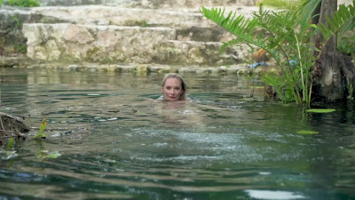 mona wales - squirting in a wet pool in paradise