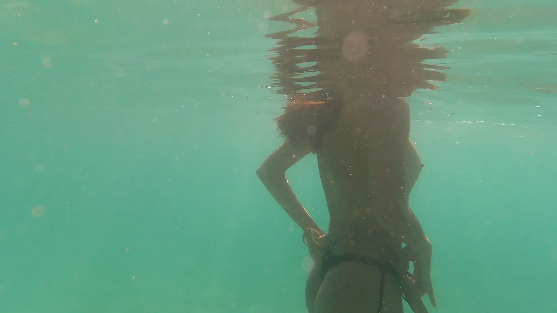 Exclusive Leak: Alicebluwu - Alice fun beach adventure -Flashing her boobies underwater - Stream in FullHD | Hotleakxxx.com