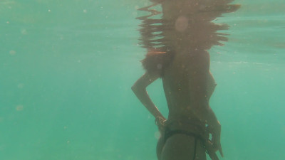 Alicebluwu - Alice fun beach adventure -Flashing her boobies underwater