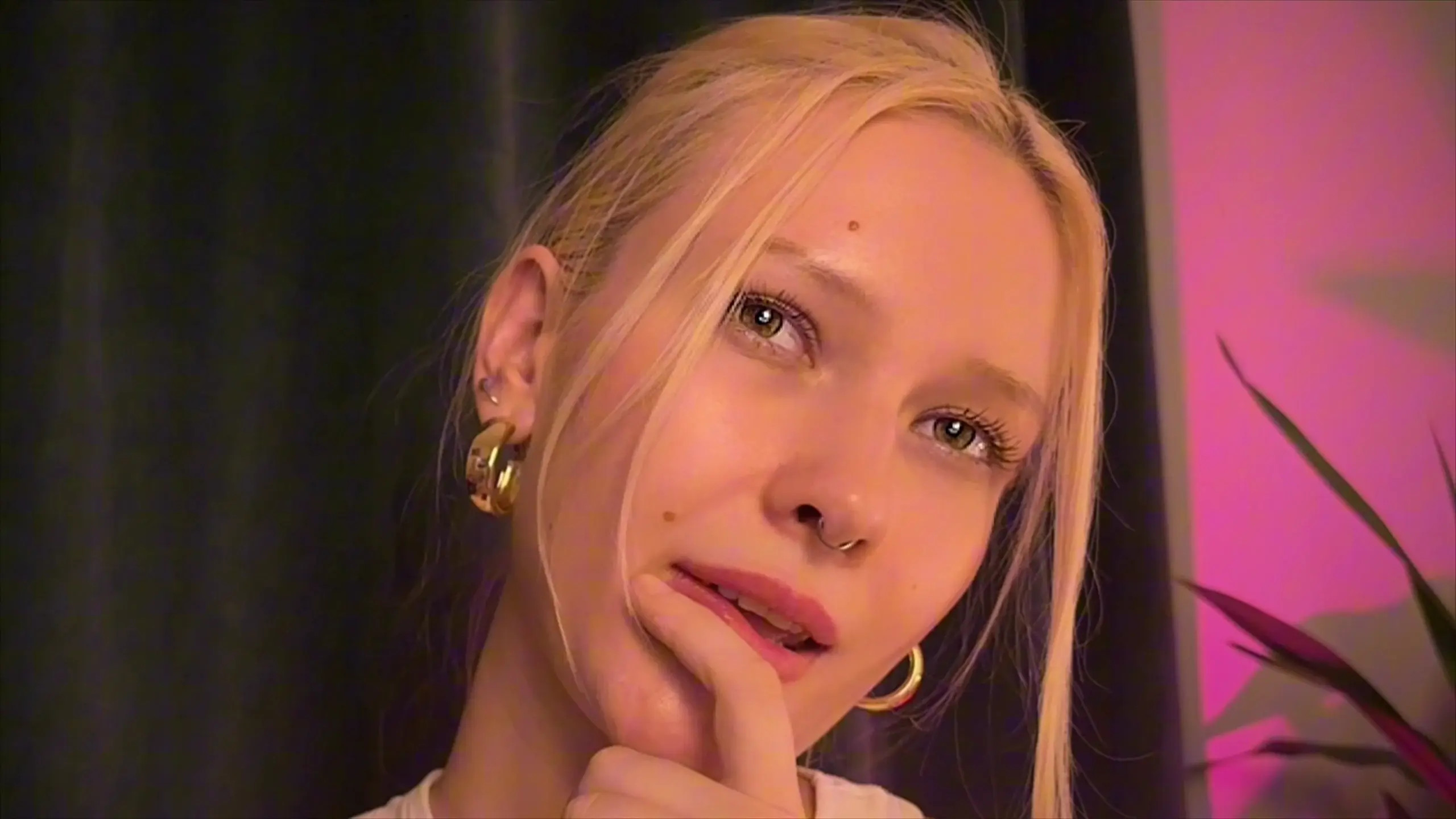 Exclusive Leak: Goddess Lora - FLIRTY EYE CONTACT | Caution: it can melt your heart - Stream in FullHD | Hotleakxxx.com