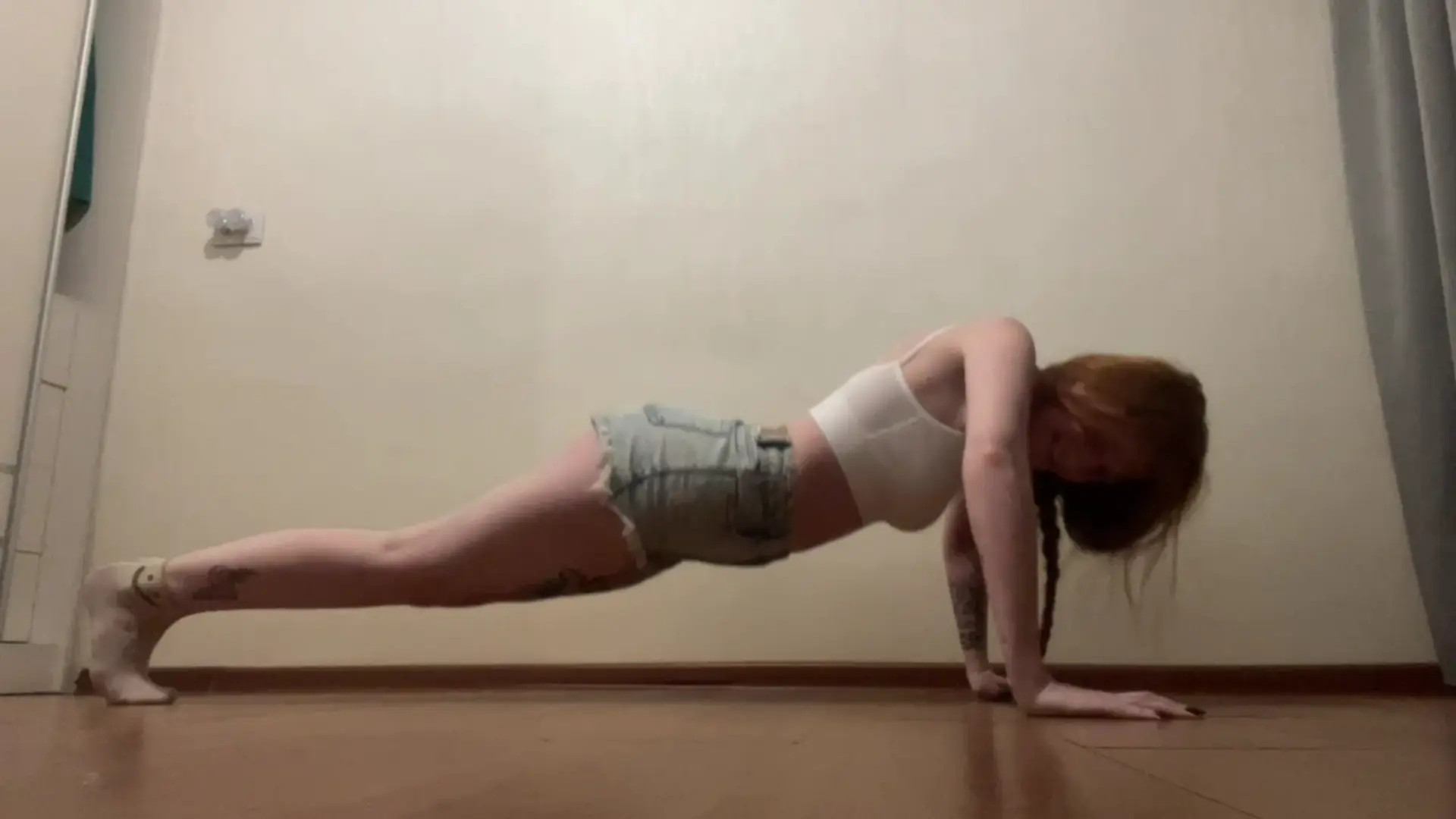 Exclusive Leak: Alice_Ginger - Push-ups at home - Stream in FullHD | Hotleakxxx.com