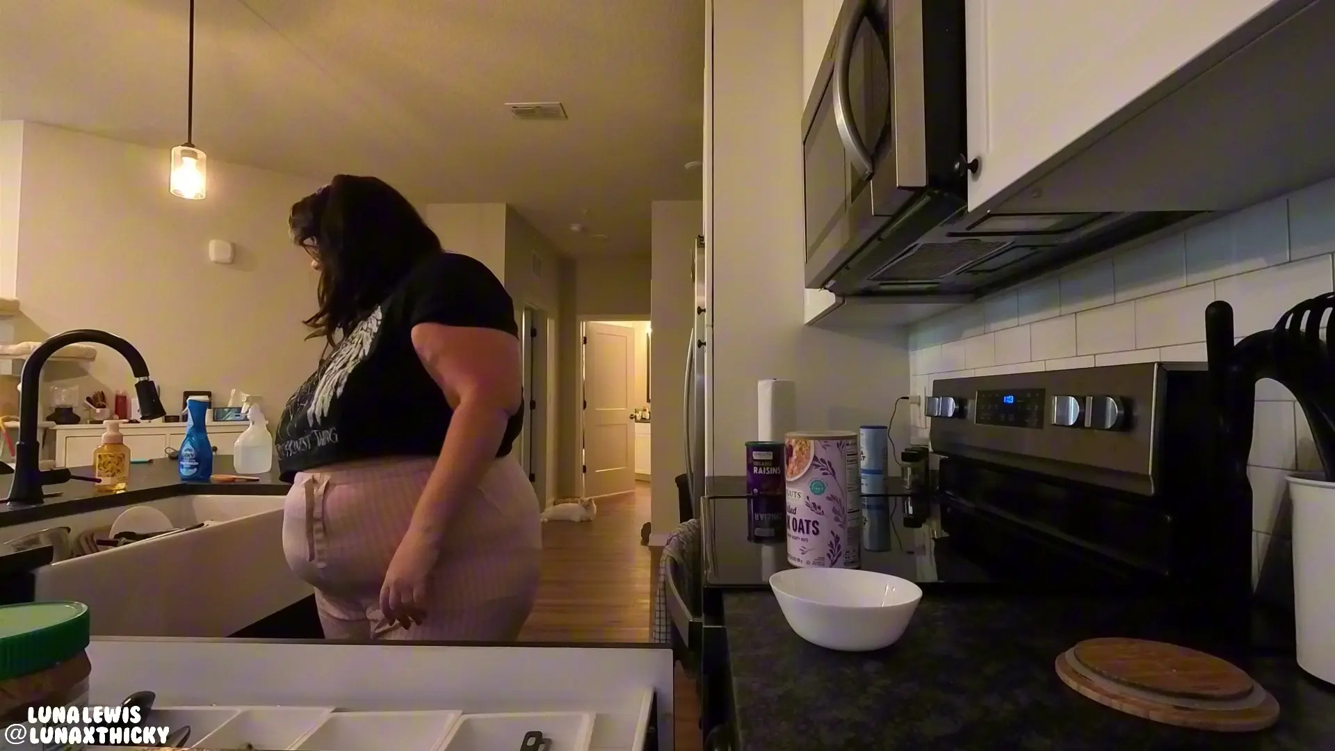 Exclusive Leak: Lunaxthicky - Making & Eating Oatmeal in PJs - Stream in FullHD | Hotleakxxx.com
