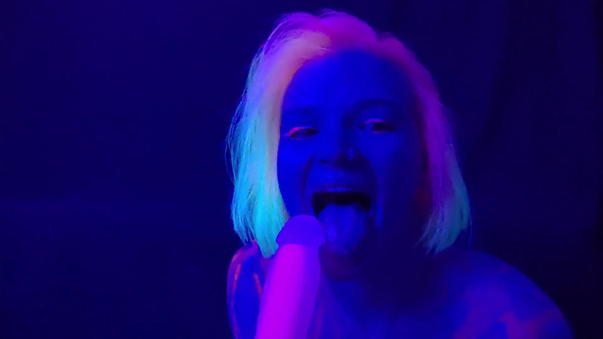 Exclusive Leak: MissLunaWild - Blacklight Babe - Stream in FullHD | Hotleakxxx.com