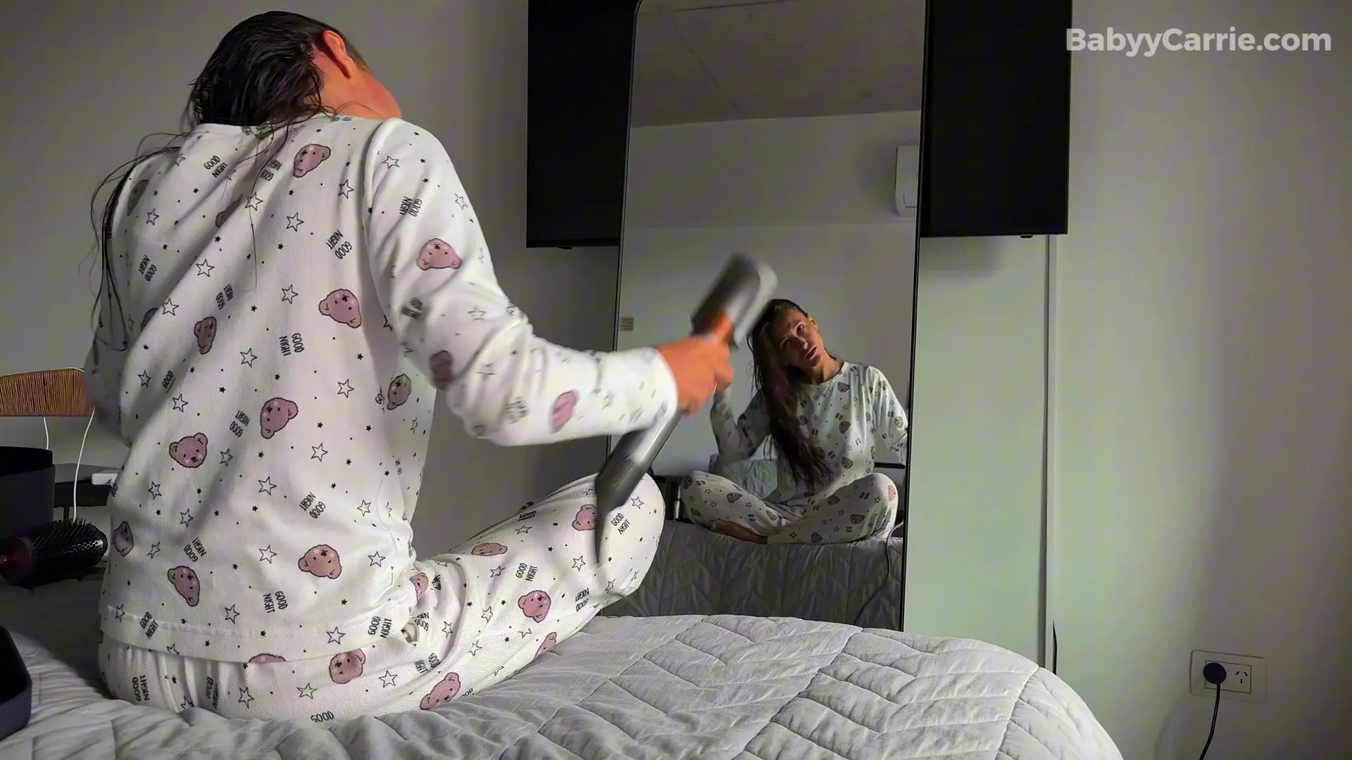 Exclusive Leak: baby_carrie - Drying my curly hair - Stream in FullHD | Hotleakxxx.com
