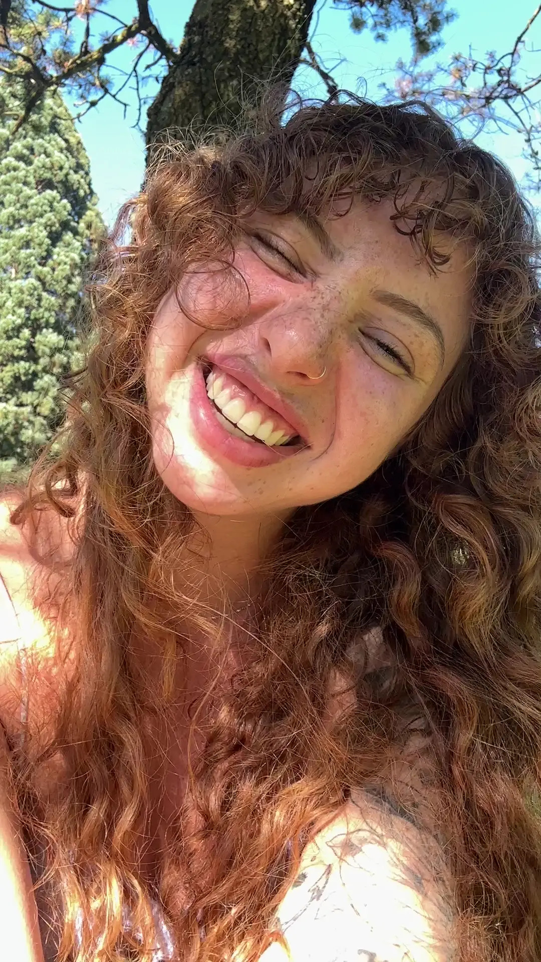 Exclusive Leak: Pipermaepeach - singing in the green lush grass - Stream in FullHD | Hotleakxxx.com