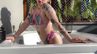 AdeleHandy - Hot Tub on the balcony