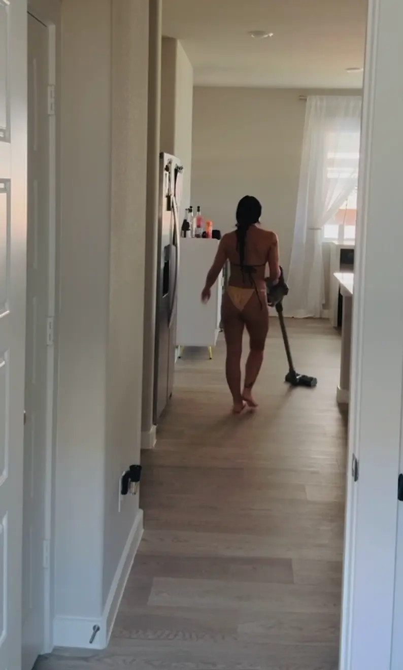 Exclusive Leak: Kyliebloome3435 - Cleaning the house bikini edition - Stream in FullHD | Hotleakxxx.com
