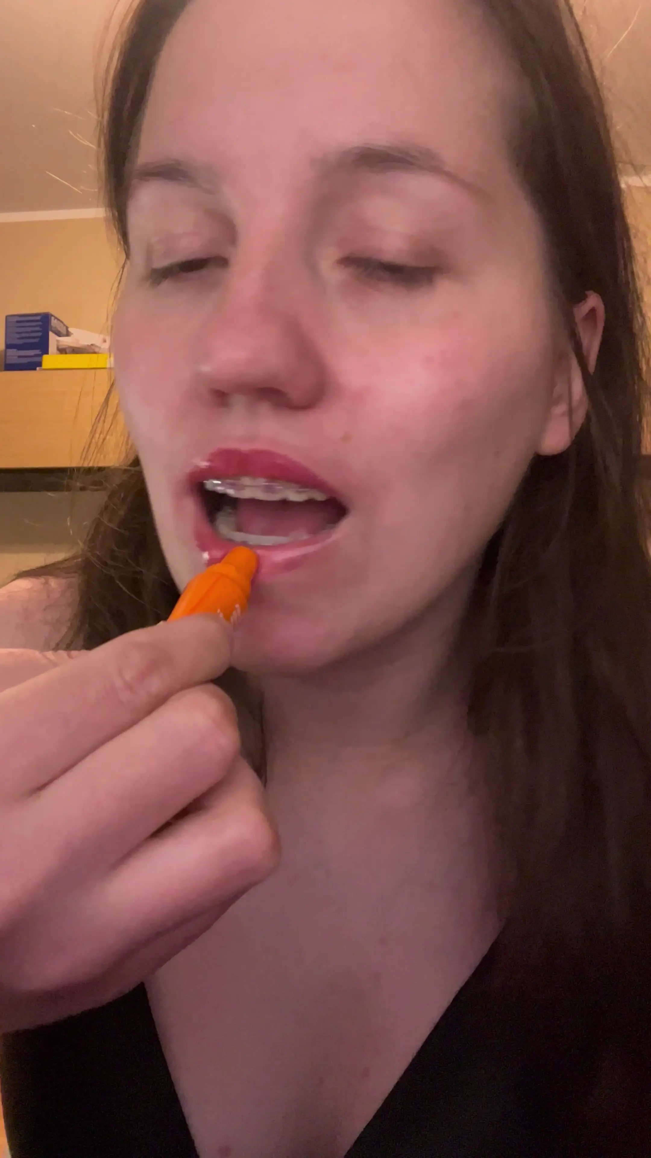 Exclusive Leak: Nicole_Ray - painting lips with lip gloss - Stream in FullHD | Hotleakxxx.com