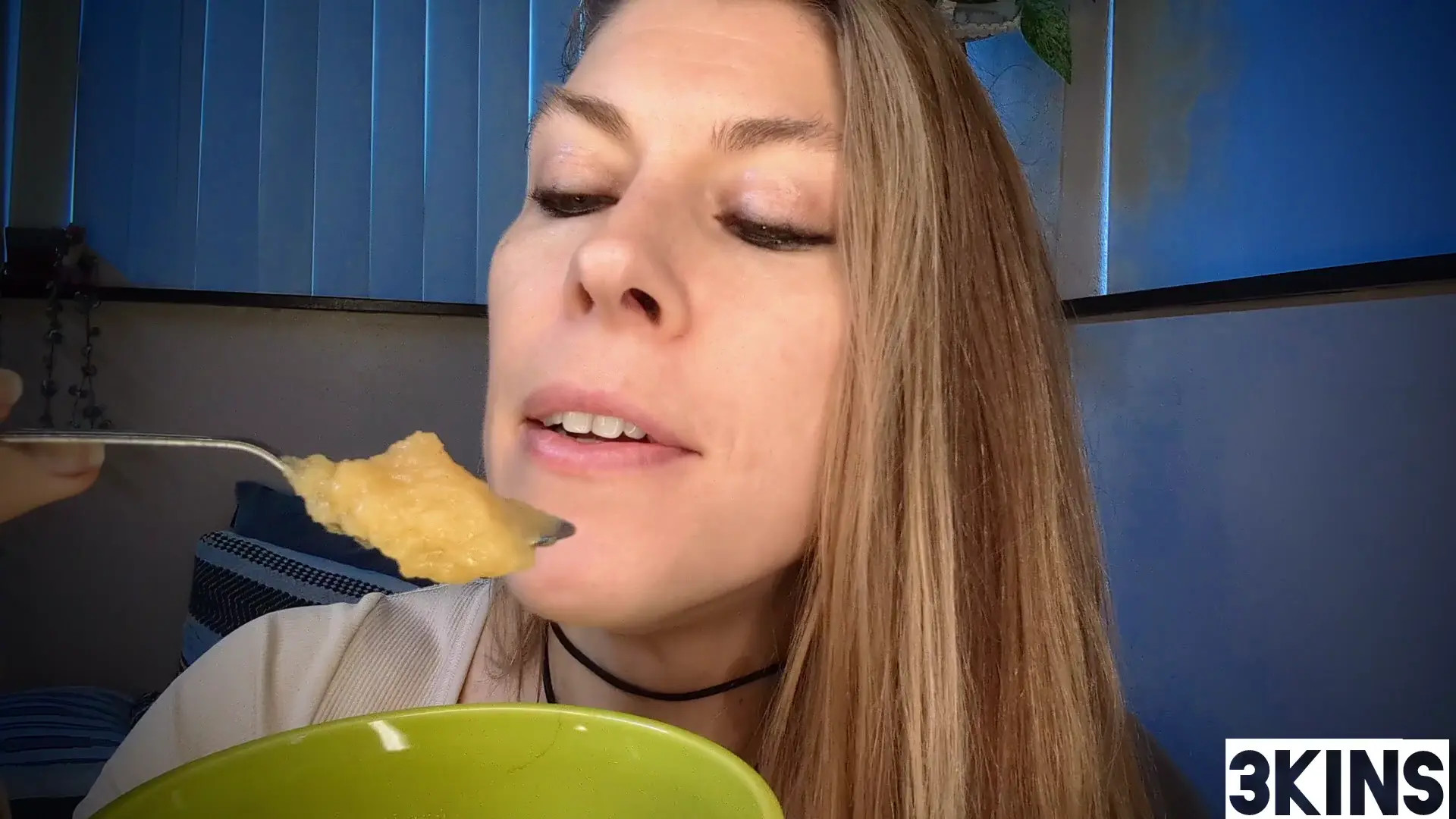 Exclusive Leak: The3kins - Close-Up Of Me Eating Applesauce - Stream in FullHD | Hotleakxxx.com