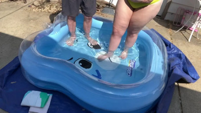 DollBabyLynn - Agegap couple struggles to get into cold pool