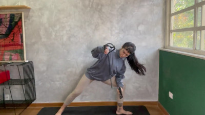 Nikatsu - Warm up with yoga poses from Nikatsu! Watch Me Flow