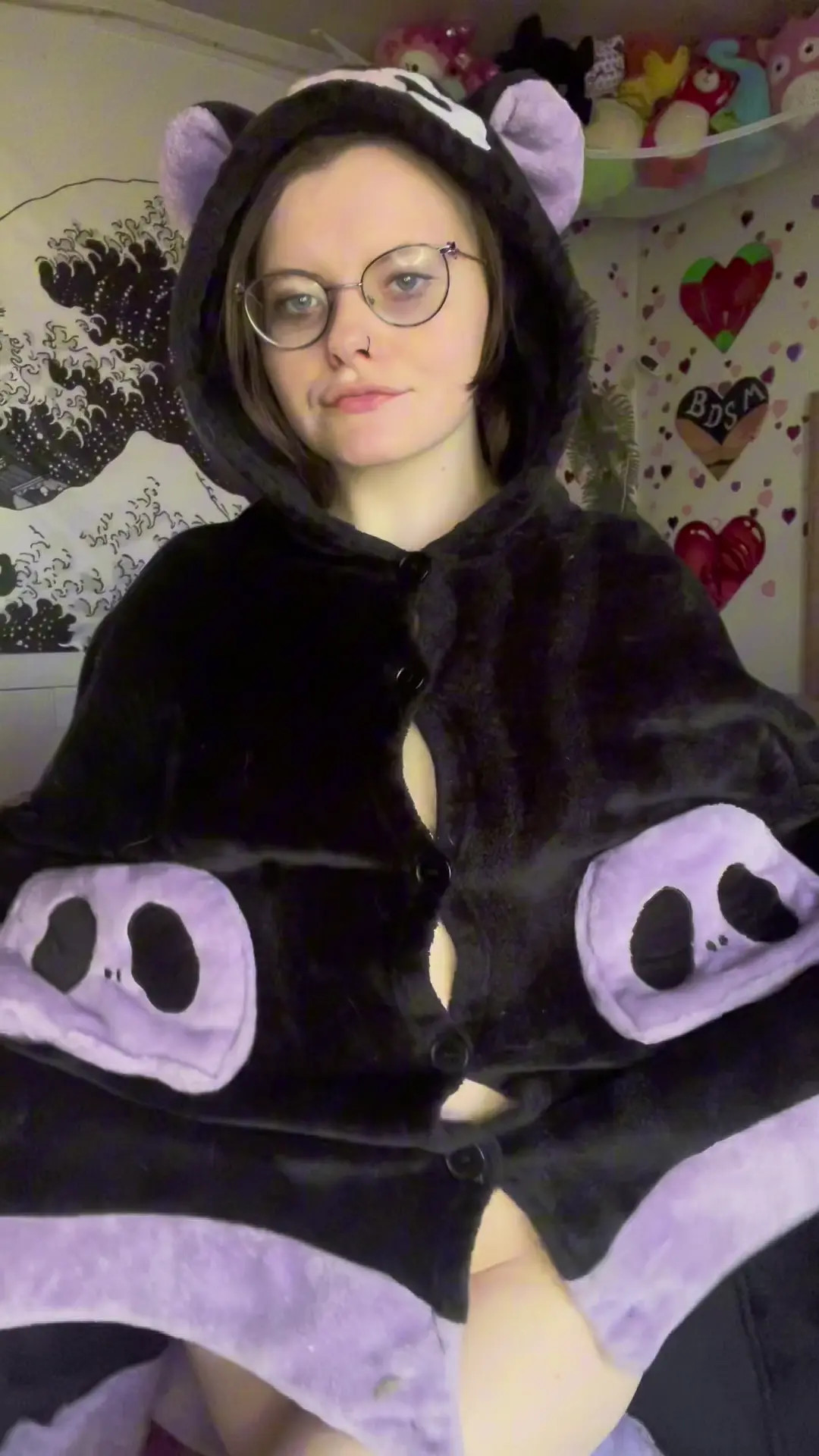 Exclusive Leak: Kitsysune - Goth in bat cloak stretches hairy, dangling, jiggling labias - Stream in FullHD | Hotleakxxx.com
