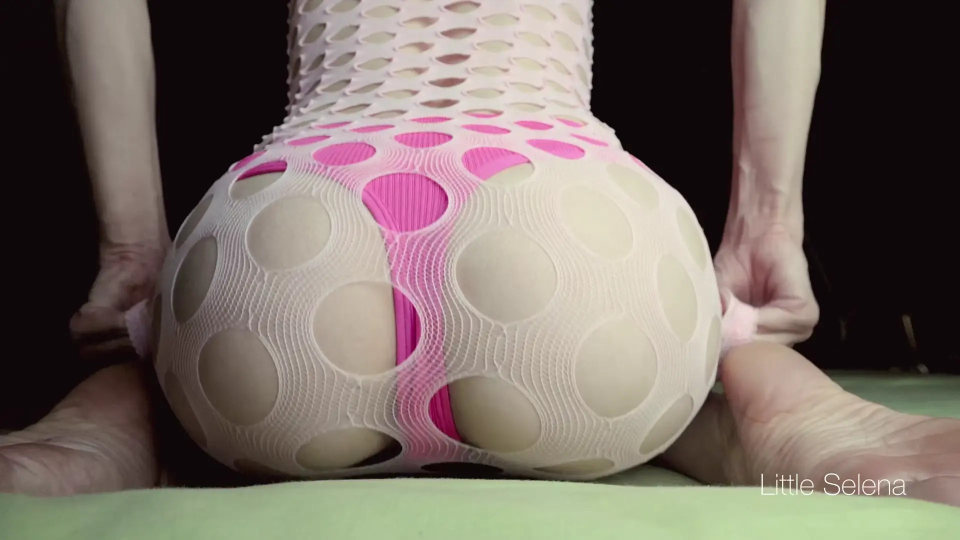 Exclusive Leak: little_selena - I stretched my butt so much that huge objects fit in it - Stream in FullHD | Hotleakxxx.com