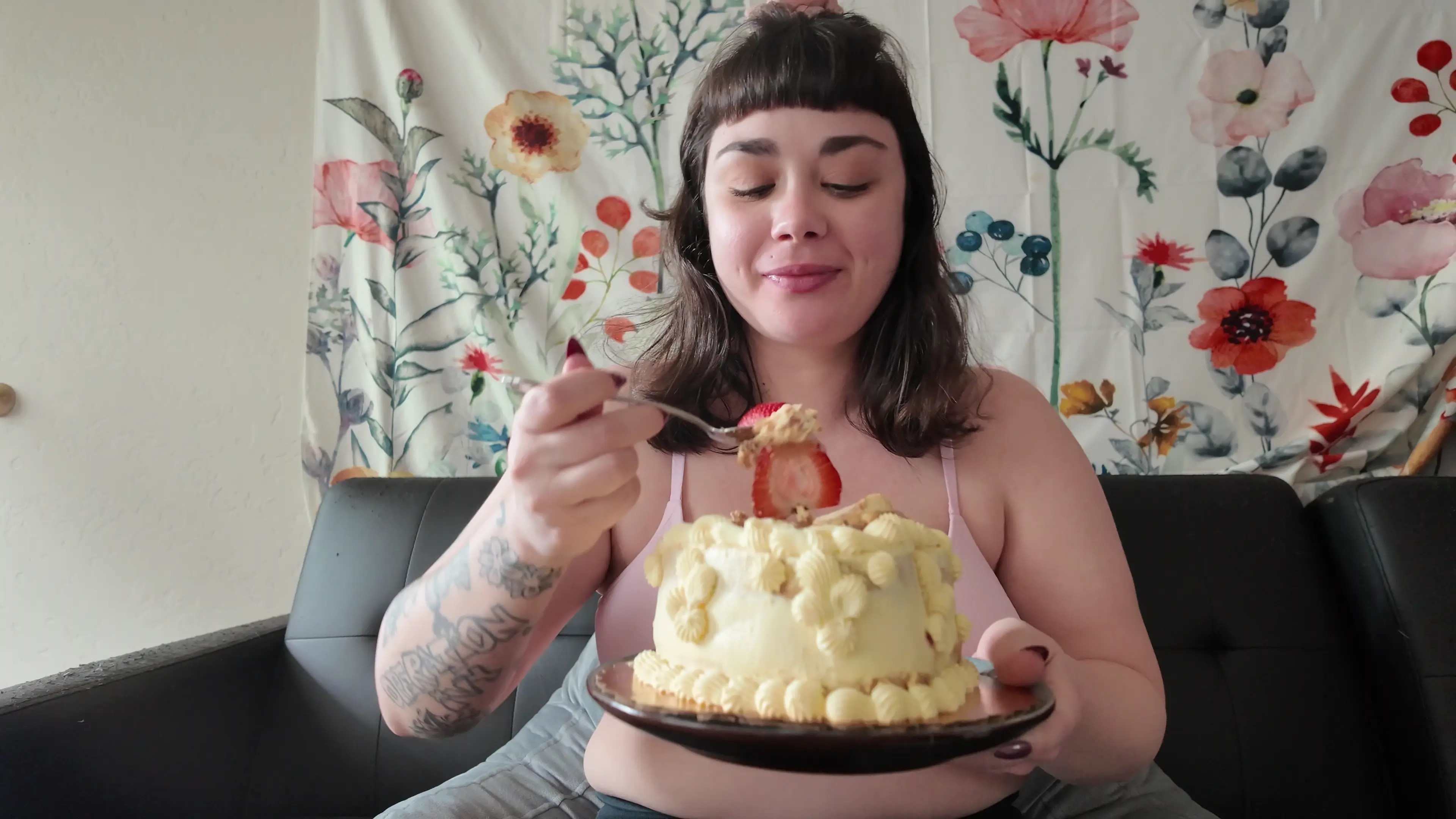 Exclusive Leak: LouiseArmana - Eating an ENTIRE Cake - Stream in FullHD | Hotleakxxx.com