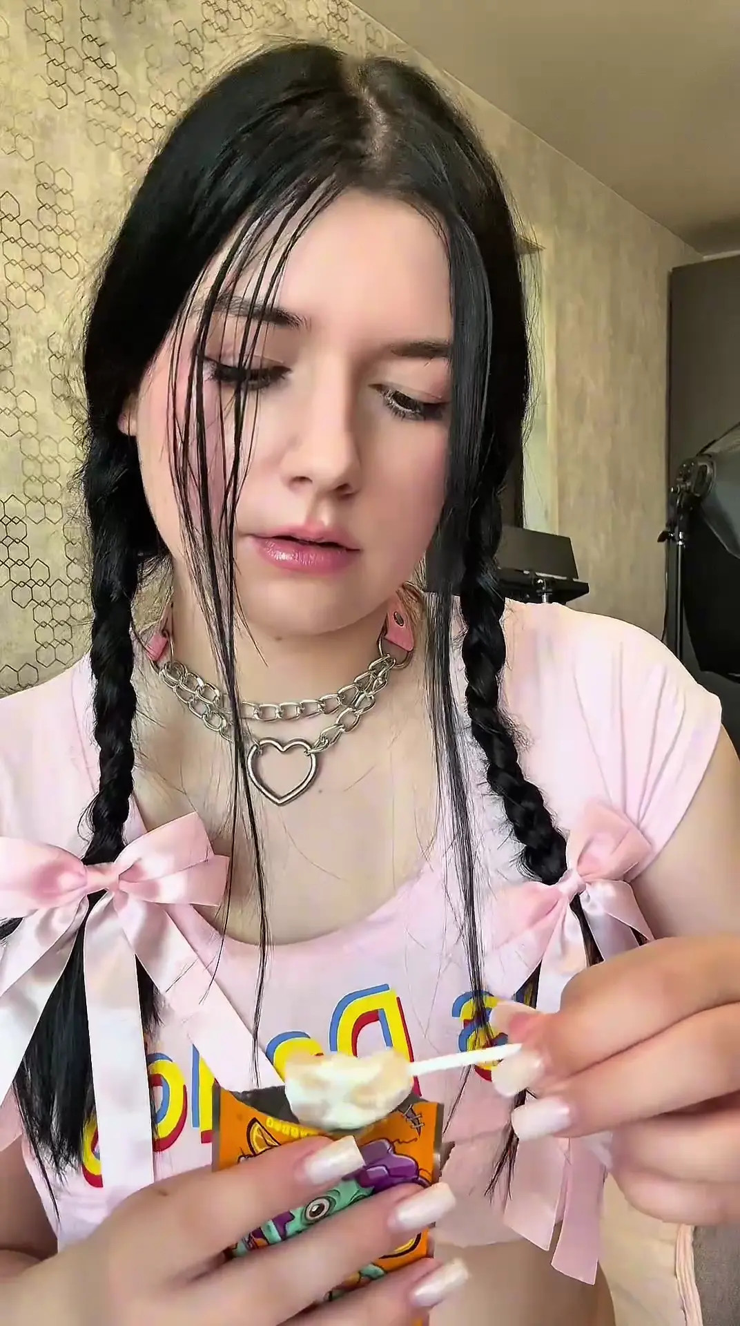 Exclusive Leak: Azumilovve - SWEET FOOT LICK WITH BOWS & COLLAR - Stream in FullHD | Hotleakxxx.com
