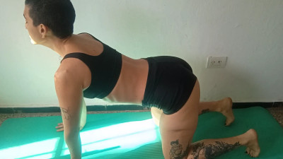 AkameQueen - cat yoga pose