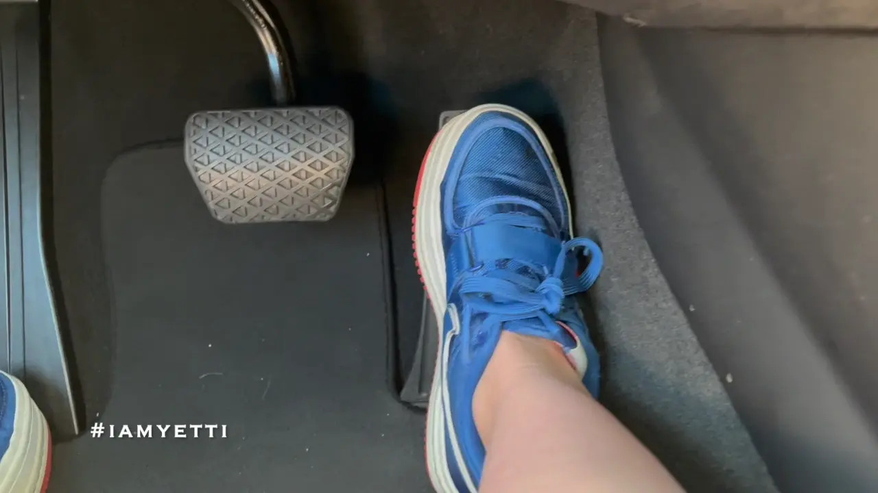 Exclusive Leak: Iamyetti - GIRLFRIEND HAS TO PEE - Stream in FullHD | Hotleakxxx.com