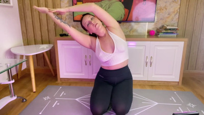 Nancy Dream - Daily Chill Yoga In Leggings