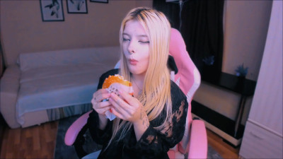 CuddlyKittenn - POV: you bring Goth baddie to burger place on first date