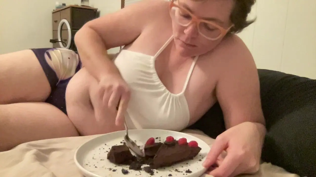 Exclusive Leak: fetishamateur - eating homemade chocolate pie - Stream in FullHD | Hotleakxxx.com