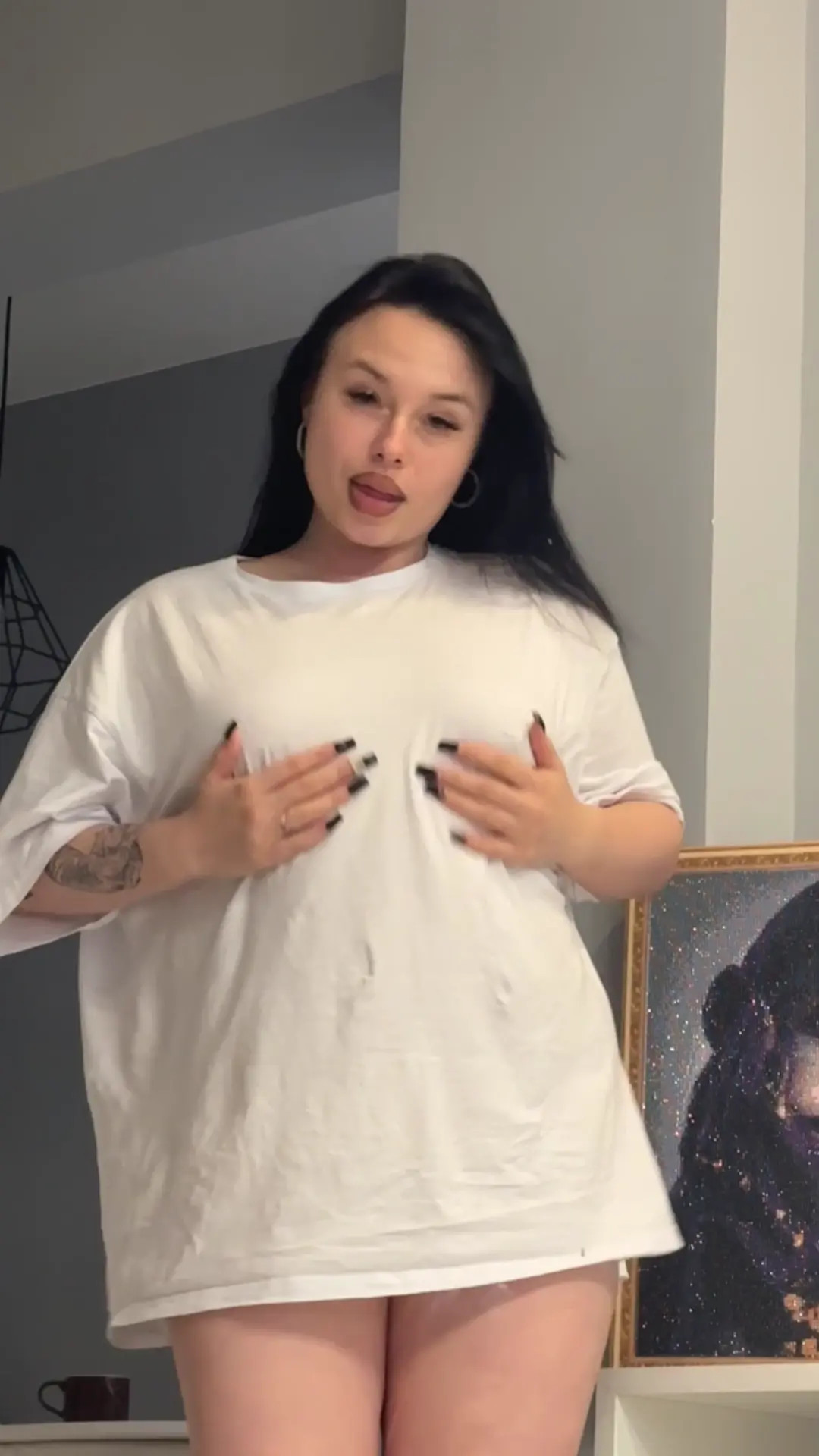 Exclusive Leak: ElliSweetTease - I applied oil to my body through my T-shirt - Stream in FullHD | Hotleakxxx.com