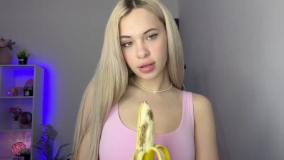 Pretty_Evy - eating a banana