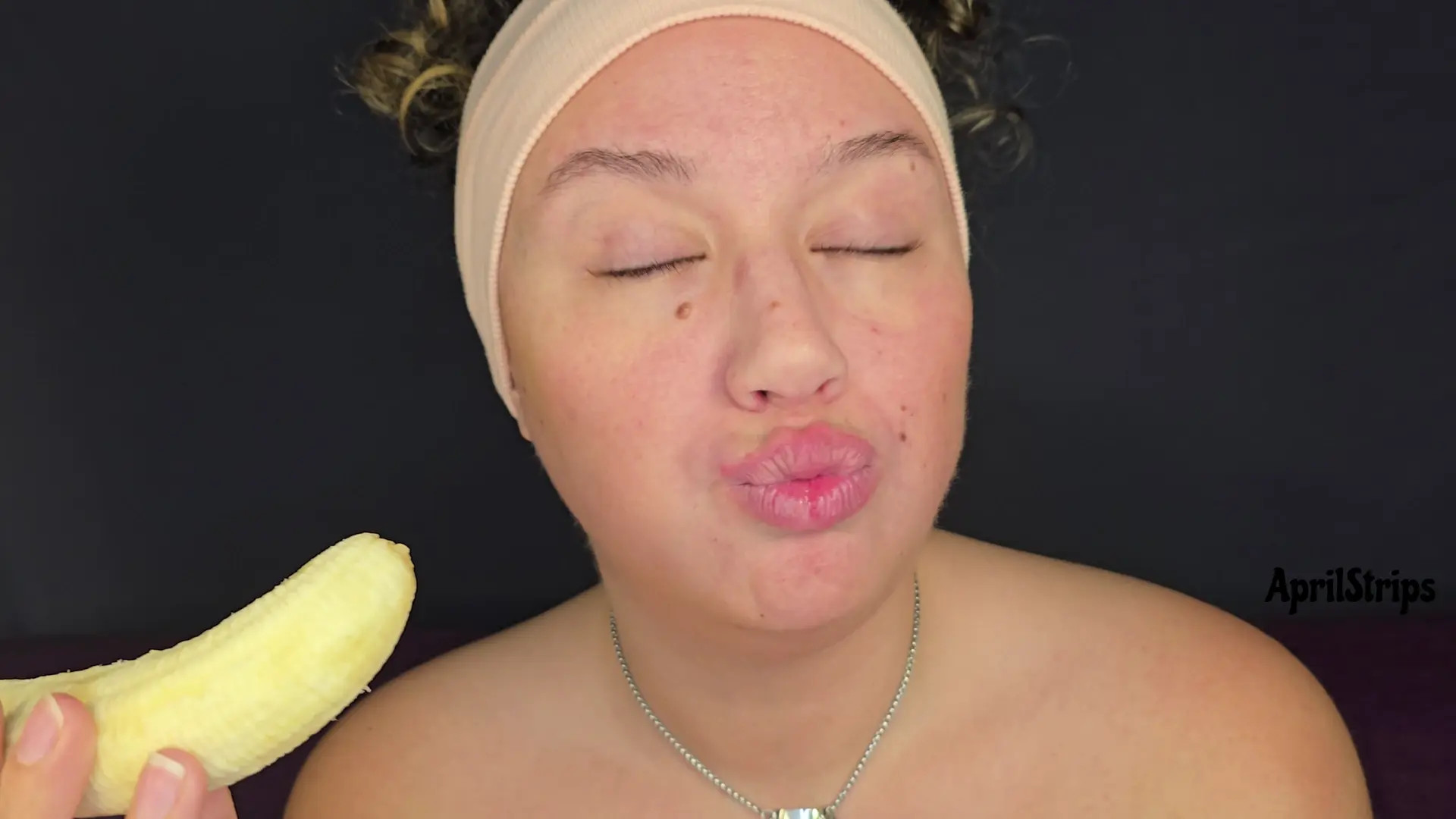 Exclusive Leak: AprilStrips - Eating Juicy Orange Slices and a Banana - Stream in FullHD | Hotleakxxx.com