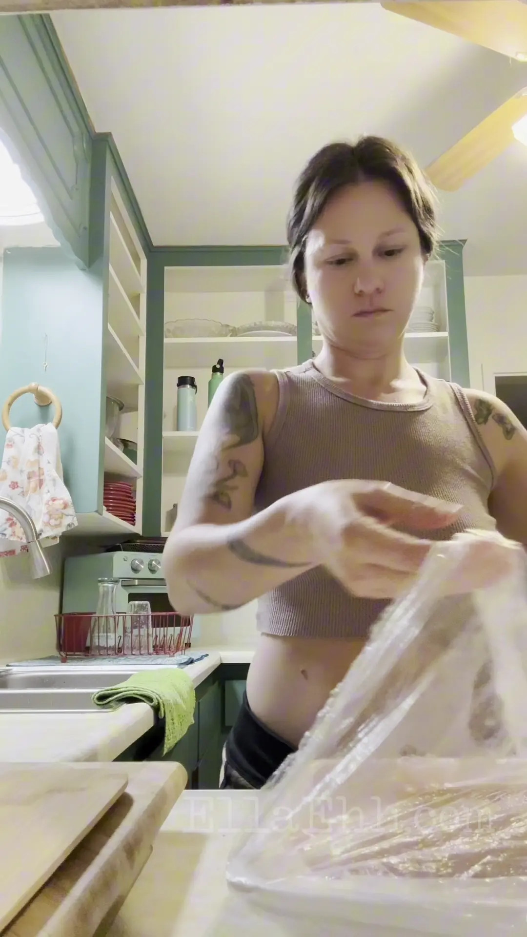 Exclusive Leak: Ellaehh - cooking chicken yumm - Stream in FullHD | Hotleakxxx.com