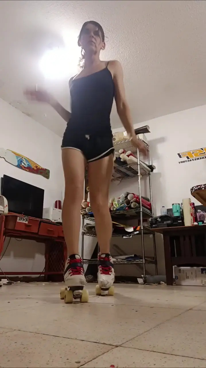 Exclusive Leak: Vero Smokes - Practicing roller dance - Stream in FullHD | Hotleakxxx.com