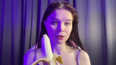 RinnyPie - Eating a banana