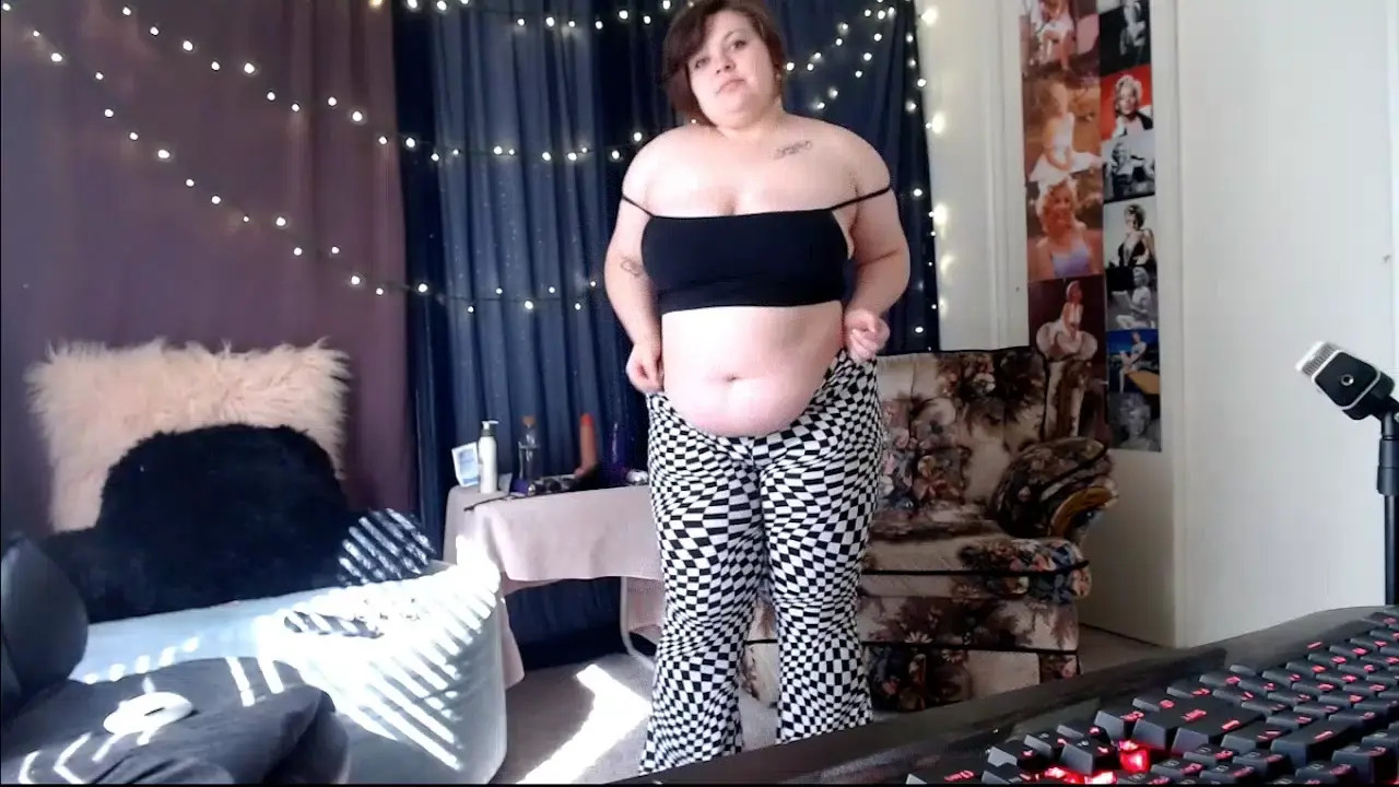 Exclusive Leak: OliviaMayHarper - Chubby Emo Girl Shaking Hips MV LIVE - Stream in FullHD | Hotleakxxx.com