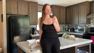 Delilah Samson - Eating a chocolate donut
