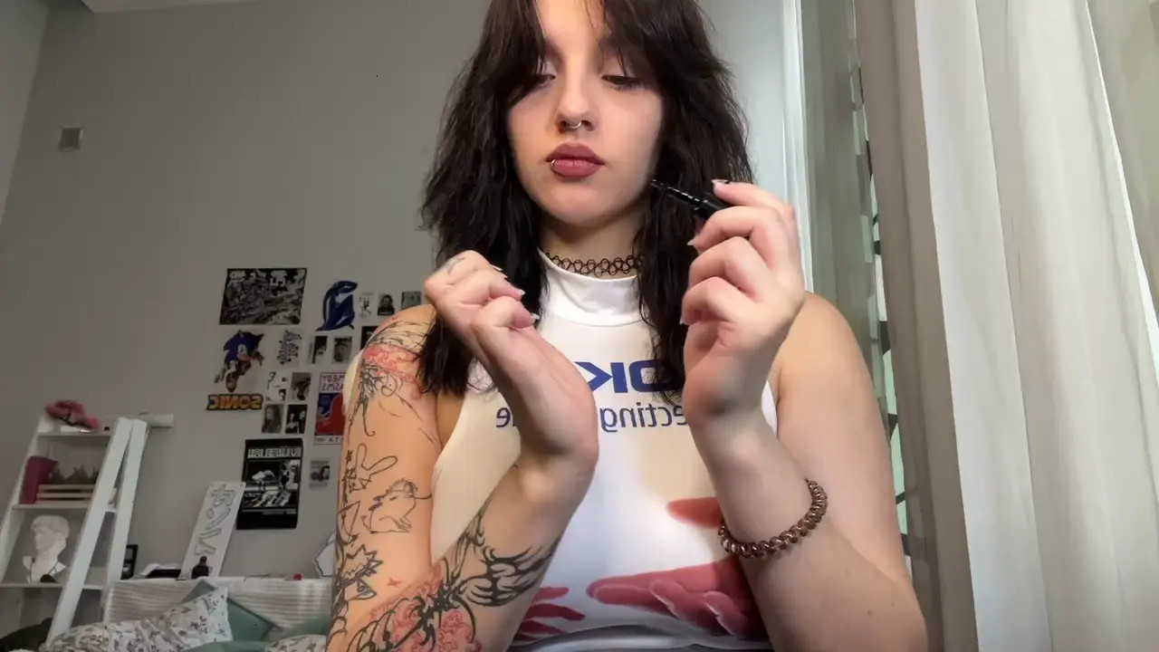 Exclusive Leak: Via_Young - painting my nails - Stream in FullHD | Hotleakxxx.com