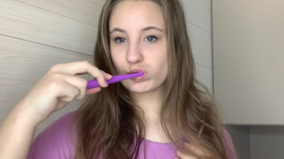 Stacy_Rezz - Brushing my teeth :D