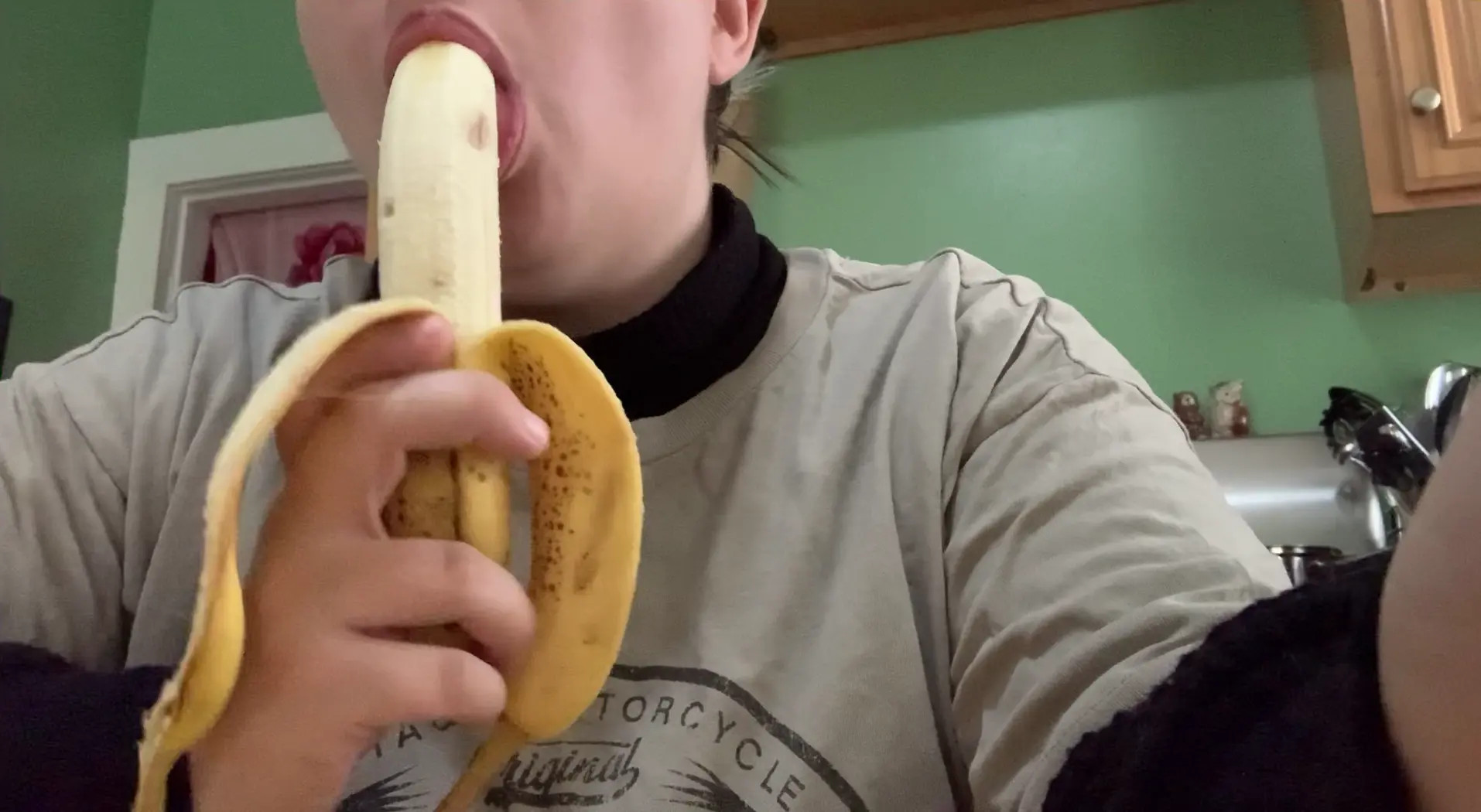 Exclusive Leak: RadiantlyRowan - SFW Chubby Babe Rowan Eats A Banana - Stream in FullHD | Hotleakxxx.com